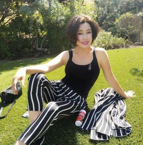 刘晓庆出狱生活照,蜕变重生，勇敢面对人生